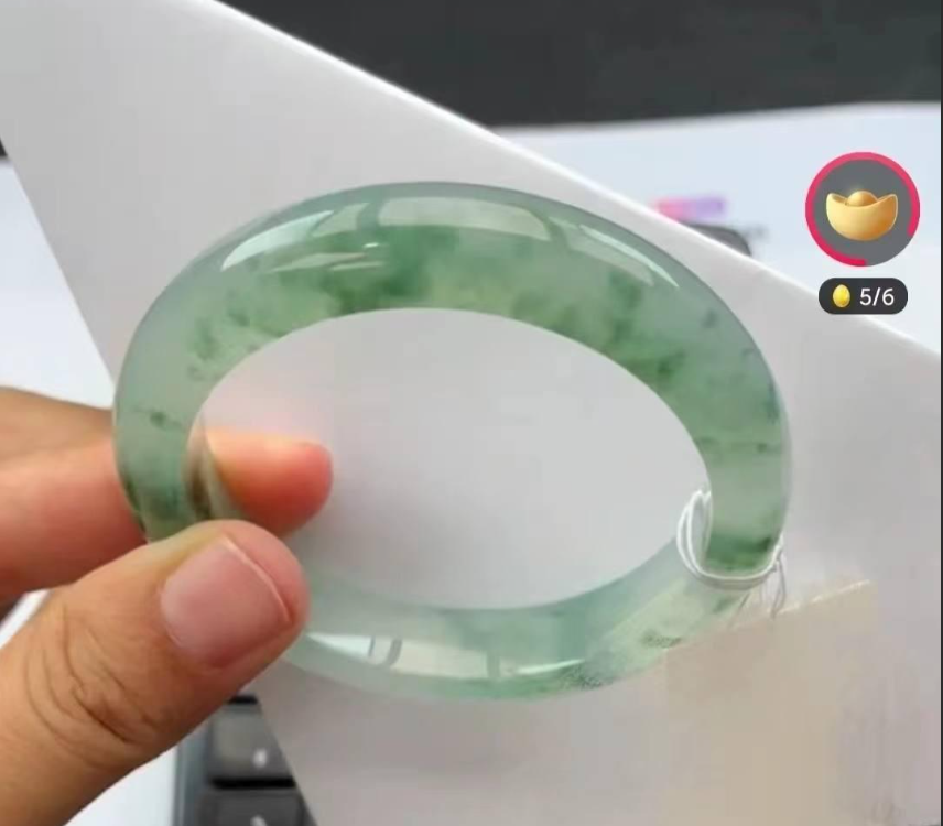 抖音直播间几百的翡翠手镯值得买吗？怎么开直播卖翡翠？揭秘低价翡翠背后的真相与直播带货攻略