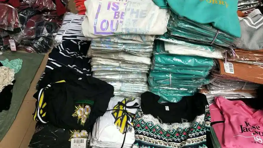 抖音直播卖衣服效果如何？从工厂到直播间：价格测试、爆款生命周期管理与用户分层运营，寻找货源技巧与创业难度分析！