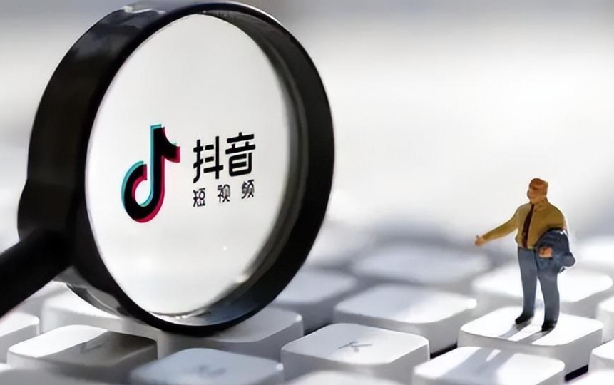 抖音直播中老铁越多场观人数就越少吗？为什么场观人数会比较小？如何平衡核心粉丝维护与算法友好型内容策略，实现场观跃升！