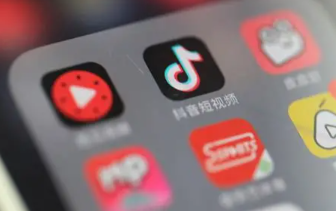 女性流量红利汹涌，小红书与抖音谁主沉浮？解析小红书精准种草模式与抖音直播带货优势，破解两大平台女性流量获取之道！