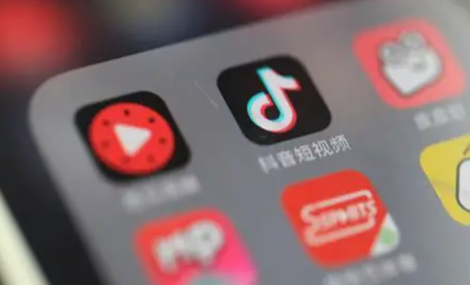 抖音猛攻，美团固守，本地生活市场谁主沉浮？抖音流量优势对阵美团履约体系，2025年市场格局迎来新变数！