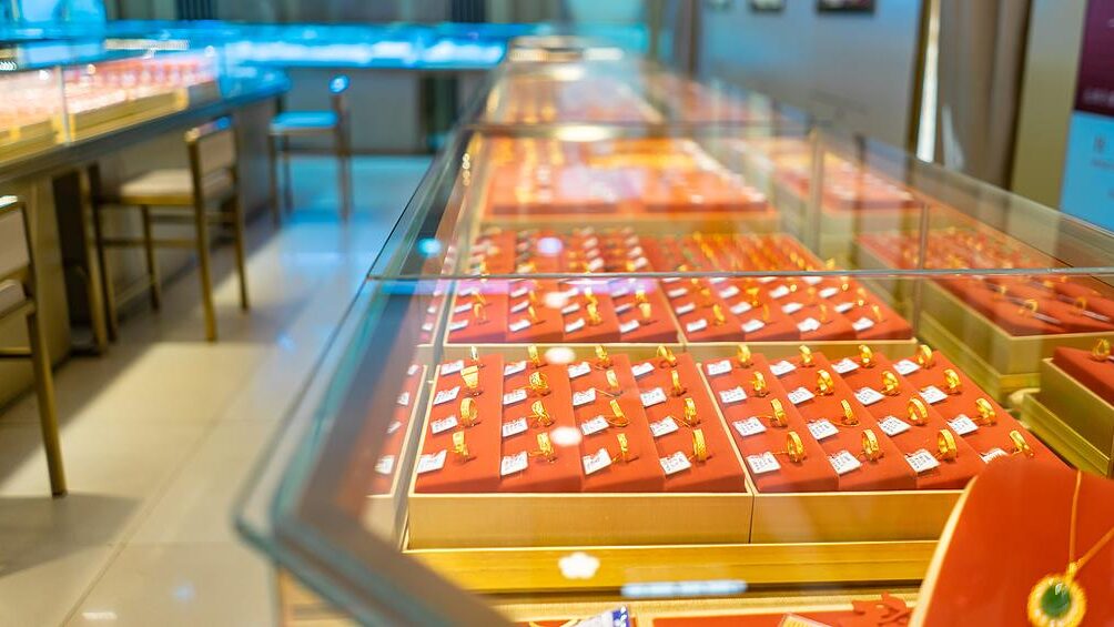 淘宝上的黄金价格比实体店便宜多少？购买黄金时需要注意什么？揭秘品牌溢价、运营成本等价差根源，附确保正品的正规渠道、鉴定证书指南
