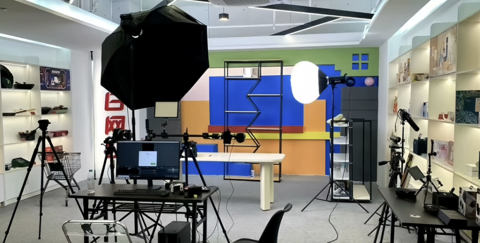 淘宝直播单日成交额大概是多少？直播技巧有哪些？从精准定位到产品展示，详解提升在线人数与成交转化的核心方法！