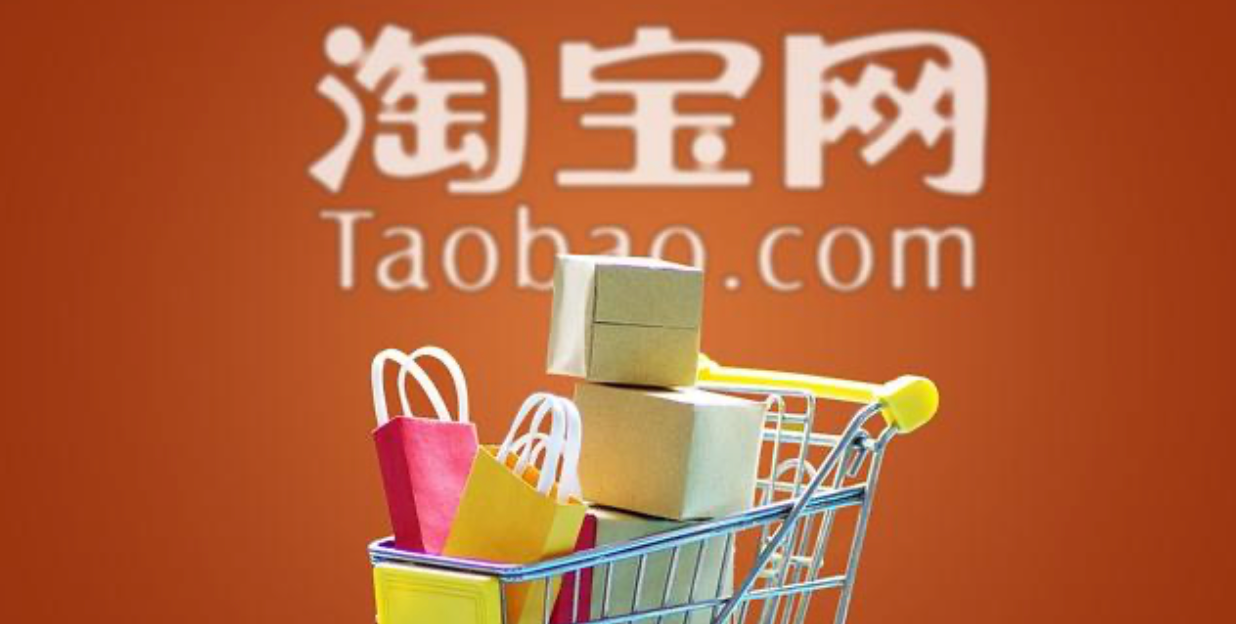 主播在直播间展示商品并回复评论弹幕的场景